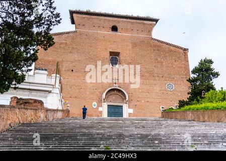 Lange und breite Treppe führt zur Basilika Santa Maria in Aracoeli, Rom, Italien. Stockfoto