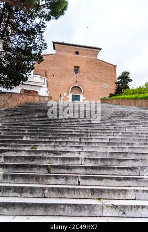 Lange und breite Treppe führt zur Basilika Santa Maria in Aracoeli, Rom, Italien. Stockfoto