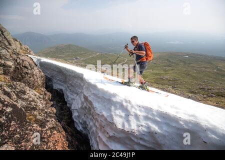 Andy Meldrum, Besitzer des Glencoe Mountain Resort, fährt Ski auf einigen der verbleibenden Schneepatches auf den Pisten von Meall A'Bhuiridh in Glencoe, da der Donnerstag der heißeste Tag des Jahres in Großbritannien sein könnte, mit sengenden Temperaturen, die noch weiter steigen werden. Stockfoto