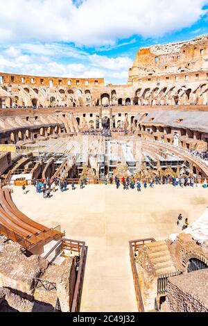 ROM, ITALIEN - 6. MAI 2019: Das Kolosseum, auch Coliseum oder Flavian Amphiteatre genannt - das größte Amphitheater der Welt im Zentrum von Rom, Italien. Stockfoto