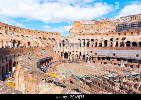 ROM, ITALIEN - 6. MAI 2019: Das Kolosseum, auch Coliseum oder Flavian Amphiteatre genannt - das größte Amphitheater der Welt im Zentrum von Rom, Italien. Stockfoto