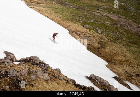 Andy Meldrum, Besitzer des Glencoe Mountain Resort, fährt Ski auf einigen der verbleibenden Schneepatches auf den Pisten von Meall A'Bhuiridh in Glencoe, da der Donnerstag der heißeste Tag des Jahres in Großbritannien sein könnte, mit sengenden Temperaturen, die noch weiter steigen werden. Stockfoto