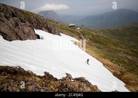 Andy Meldrum, Besitzer des Glencoe Mountain Resort, fährt Ski auf einigen der verbleibenden Schneepatches auf den Pisten von Meall A'Bhuiridh in Glencoe, da der Donnerstag der heißeste Tag des Jahres in Großbritannien sein könnte, mit sengenden Temperaturen, die noch weiter steigen werden. Stockfoto