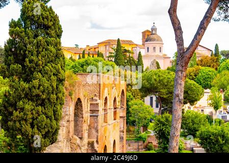 Ruinen des antiken Aquädukts Aqua Claudia auf dem Palatin, Rom, Italien. Stockfoto