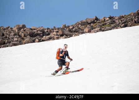 Andy Meldrum, Besitzer des Glencoe Mountain Resort, fährt Ski auf einigen der verbleibenden Schneepatches auf den Pisten von Meall A'Bhuiridh in Glencoe, da der Donnerstag der heißeste Tag des Jahres in Großbritannien sein könnte, mit sengenden Temperaturen, die noch weiter steigen werden. Stockfoto