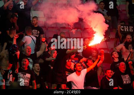 Nis, Serbien. Juni 2020. Die Fans von Partizan leuchten beim letzten Supercup-Spiel. Quelle: Nikola Krstic/Alamy Live News Stockfoto