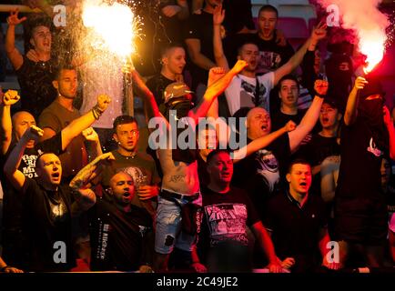 Nis, Serbien. Juni 2020. Die Fans von Partizan leuchten beim letzten Supercup-Spiel. Quelle: Nikola Krstic/Alamy Live News Stockfoto