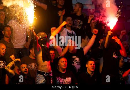 Nis, Serbien. Juni 2020. Die Fans von Partizan leuchten beim letzten Supercup-Spiel. Quelle: Nikola Krstic/Alamy Live News Stockfoto