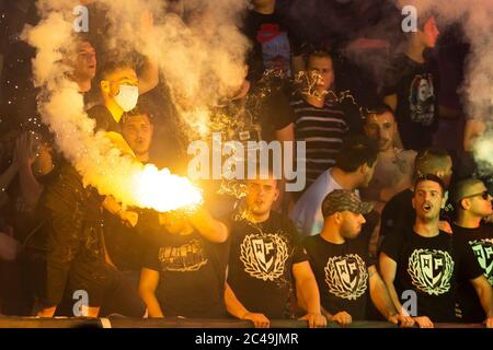 Nis, Serbien. Juni 2020. Die Fans von Partizan leuchten beim letzten Supercup-Spiel. Quelle: Nikola Krstic/Alamy Live News Stockfoto