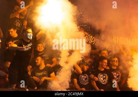 Nis, Serbien. Juni 2020. Die Fans von Partizan leuchten beim letzten Supercup-Spiel. Quelle: Nikola Krstic/Alamy Live News Stockfoto