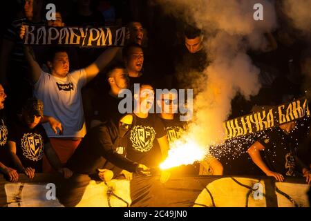 Nis, Serbien. Juni 2020. Die Fans von Partizan leuchten beim letzten Supercup-Spiel. Quelle: Nikola Krstic/Alamy Live News Stockfoto