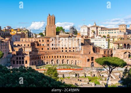 Alte Gebäude des Trajans-Marktes, Italienisch: Mercati di Traiano - das erste römische Einkaufszentrum, Rom, Italien. Stockfoto