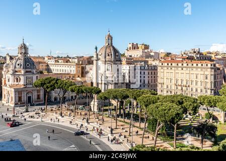 Trajans Säule, italienisch: Colonna Traiana, und Kirche des Allerheiligsten Namens Mariens im Trajan Forum, italienisch: Santissimo Nome di Maria al Foro Traiano. Rom, Italien Stockfoto