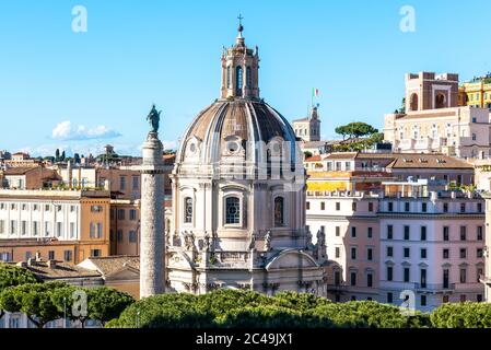 Trajans Säule, italienisch: Colonna Traiana, und Kirche des Allerheiligsten Namens Mariens im Trajan Forum, italienisch: Santissimo Nome di Maria al Foro Traiano. Rom, Italien Stockfoto