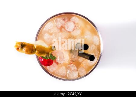 Kalter Mai Tai Cocktail mit Ananas und Kirsche isoliert auf weißem Hintergrund. Draufsicht Stockfoto