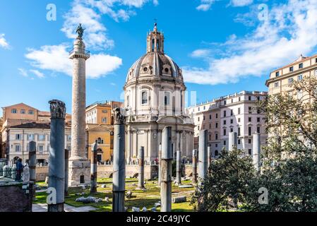 Trajans Säule, italienisch: Colonna Traiana, und Kirche des Allerheiligsten Namens Mariens im Trajan Forum, italienisch: Santissimo Nome di Maria al Foro Traiano. Rom, Italien Stockfoto