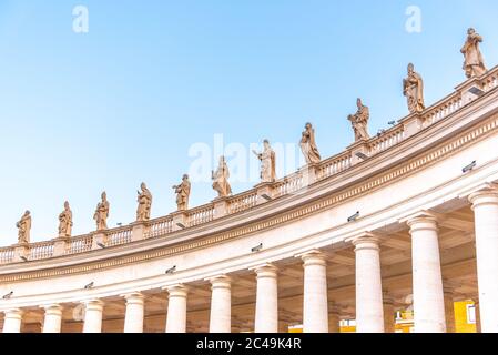 Dorische Kolonnade mit Heiligenstatuen auf der Spitze. Petersplatz, Vatikanstadt. Stockfoto