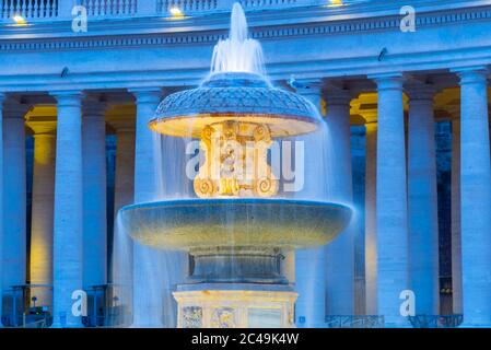 Beleuchtete Bernini-Brunnen in der Petersbasilika in der Abenddämmerung. Petersplatz, Vatikan. Stockfoto