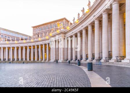 Dorische Kolonnade mit Heiligenstatuen auf der Spitze. Petersplatz, Vatikanstadt. Stockfoto