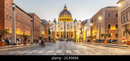 Vatikanstadt bei Nacht. Beleuchtete Kuppel der Petersbasilika und des Petersplatzes am Ende der Via della Conciliazione. Rom, Italien. Stockfoto