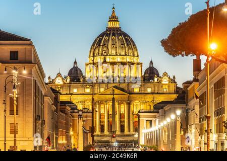 Vatikanstadt bei Nacht. Beleuchtete Kuppel der Petersbasilika und des Petersplatzes am Ende der Via della Conciliazione. Rom, Italien. Stockfoto