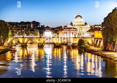 Petersdom im Vatikan und Ponte Sant'Angelo Brücke über den Tiber in der Abenddämmerung. Romantische Abendstadtbild von Rom, Italien. Stockfoto