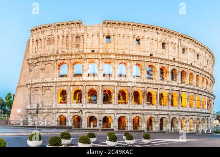 Kolosseum oder Kolosseum. Erleuchtetes riesiges römisches Amphitheater früh am Morgen, Rom, Italien. Stockfoto