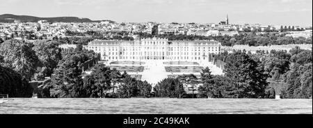 WIEN, ÖSTERREICH - 23. JULI 2019: Schloss Schönbrunn, Deutsch - Schloss Schönbrunn, und großer Parterre Französischer Garten mit schönen Blumenbeeten in Wien, Österreich. Schwarzweiß-Bild. Stockfoto