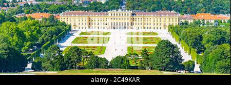 WIEN, ÖSTERREICH - 23. JULI 2019: Schloss Schönbrunn, Deutsch - Schloss Schönbrunn, und großer Parterre Französischer Garten mit schönen Blumenbeeten in Wien, Österreich Stockfoto