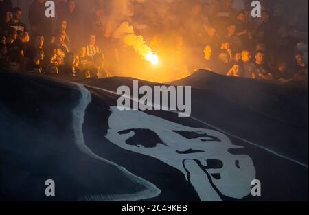 Nis, Serbien. Juni 2020. Die Fans von Partizan leuchten beim letzten Supercup-Spiel. Quelle: Nikola Krstic/Alamy Live News Stockfoto