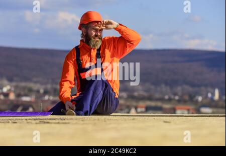 Man Dachfläche. Professionelles Master Repair Dach. Einbau des Flachdachs. Dachdecker beim Bau eines neuen Dachs. Schätzen Sie den Materialbedarf für Projekte. Installation von Dachmaterialien Wärmedämmung. Stockfoto