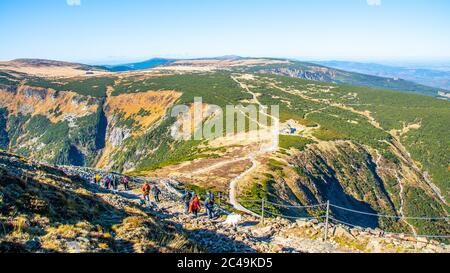 TSCHECHISCHE REPUBLIK - 12. OKTOBER 2019: Wanderweg zum Gipfel des Snezka - dem höchsten Berg der Tschechischen Republik. Stockfoto