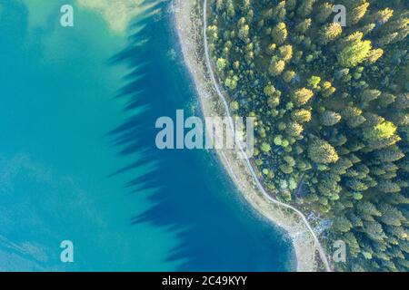 Bäume spiegeln sich im Bergsee. Luftaufnahme Stockfoto