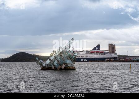 Oslo, Norwegen - 11. August 2019: Hun ligger oder sie liegt Denkmal im Hafen mit Kreuzfahrtschiff auf Hintergrund Stockfoto