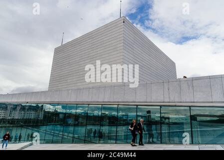 Oslo, Norwegen - 11. August 2019: Außenansicht des Opernhauses in Oslo. Neues modernes Gebäude, entworfen von Snohetta Architekten. Es ist das Nationaltheater Stockfoto