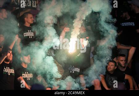 Nis, Serbien. Juni 2020. Die Fans von Partizan leuchten beim letzten Supercup-Spiel. Quelle: Nikola Krstic/Alamy Live News Stockfoto