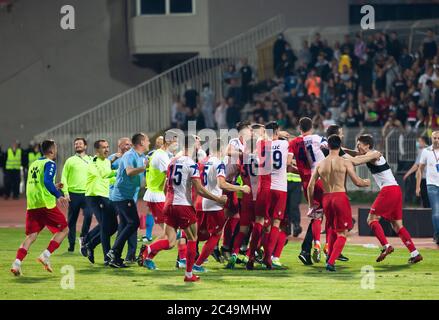 Nis, Serbien. Juni 2020. Die Spieler der Vojvodina feiern den Sieg im letzten Supercup-Spiel. Quelle: Nikola Krstic/Alamy Live News Stockfoto