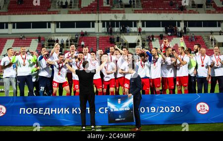 Nis, Serbien. Juni 2020. Die Spieler der Vojvodina feiern den Sieg im letzten Supercup-Spiel. Quelle: Nikola Krstic/Alamy Live News Stockfoto