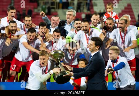 Nis, Serbien. Juni 2020. Die Spieler der Vojvodina feiern den Sieg mit Trophäe im letzten Supercup-Spiel. Quelle: Nikola Krstic/Alamy Live News Stockfoto