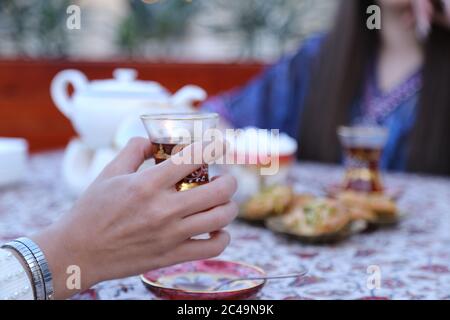 Türkischer Tee im traditionellen Glas auf dem Tisch Stockfoto