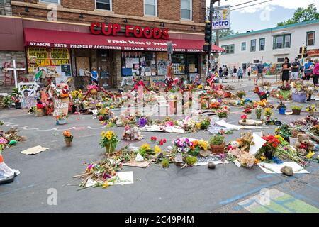 Minneapolis, MN/USA - 21. Juni 2020: Straßenecke in Nachbarschaft und Ort von George Floyd Verhaftung und Tod. Stockfoto