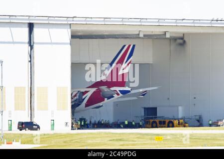 Das Flugzeug der RAF Voyager, das vom Premierminister und der königlichen Familie verwendet wird, ist teilweise in einem Hangar am Flughafen Cambridge zu sehen, wo es in den Farben der Unionsflagge zu einem Preis von fast £1 Million neu gestrichen wird. Stockfoto