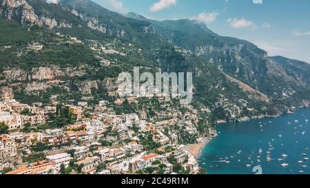 Landschaft von Positano in Italien, Westeuropa. Amalfiküste und Mittelmeer. Ein Dorf mit Küste und Klippe. Stockfoto