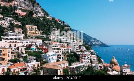 Blick auf Positano in Italien, Europa - Dorf auf einer Klippe am Meer. Amalfiküste und Mittelmeer. Klarer sonniger Tag. Stockfoto