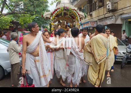 Eine Prozession der Jain-Gemeinde in Mumbai, Indien, mit einem prominenten Jain und seiner Familie, die von einem Wagen umzogen wurden Stockfoto