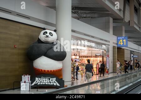 Incheon, Südkorea - Airstar Avenue, der weltweit beste Duty-Free-Shop des internationalen Flughafens Seoul Incheon. Modell in Originalgröße von Kung Fu Panda. Stockfoto