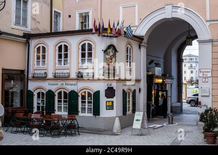 Salzburg, Österreich - 5. März 2017: Blick auf das Restaurant zum Eulenspiegel in der Nähe von Mozarts Geburtshaus in der Salzburger Altstadt Stockfoto