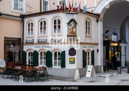 Salzburg, Österreich - 5. März 2017: Blick auf das Restaurant zum Eulenspiegel in der Nähe von Mozarts Geburtshaus in der Salzburger Altstadt Stockfoto