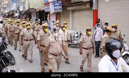 Beawar, Indien. Juni 2020. Ladenbesitzer schlossen ihre Geschäfte, um gegen die Polizei zu protestieren, nachdem sich ein Polizist während eines flaggenmarsches gegen die Coronavirus-Pandemie während der landesweiten COVID-19-Sperre in Pali Bazar in Beawar misshandelt hatte. (Foto von Sumit Saraswat/Pacific Press) Quelle: Pacific Press Agency/Alamy Live News Stockfoto