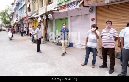 Beawar, Indien. Juni 2020. Ladenbesitzer schlossen ihre Geschäfte, um gegen die Polizei zu protestieren, nachdem sich ein Polizist während eines flaggenmarsches gegen die Coronavirus-Pandemie während der landesweiten COVID-19-Sperre in Pali Bazar in Beawar misshandelt hatte. (Foto von Sumit Saraswat/Pacific Press) Quelle: Pacific Press Agency/Alamy Live News Stockfoto